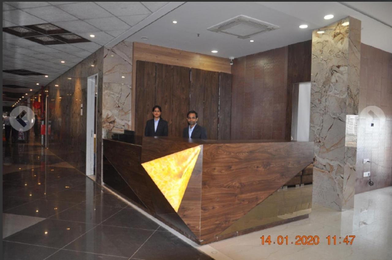 Meridian Hotel & Banquet Surat Exterior foto