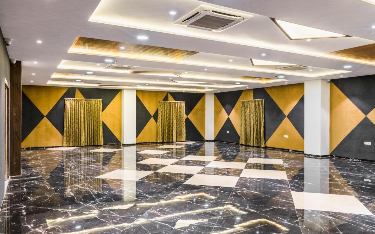 Meridian Hotel & Banquet Surat Exterior foto